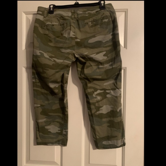 camouflage capri pants